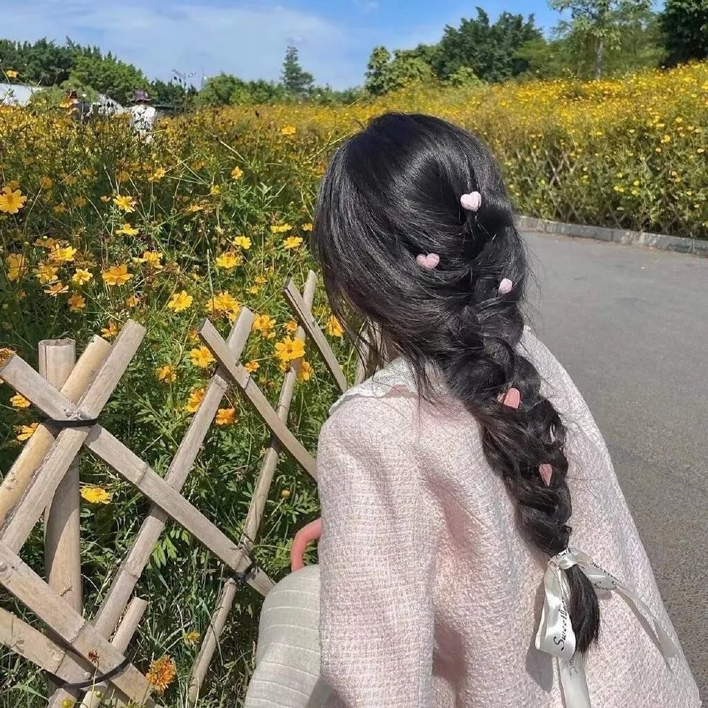 戴红头巾的女孩